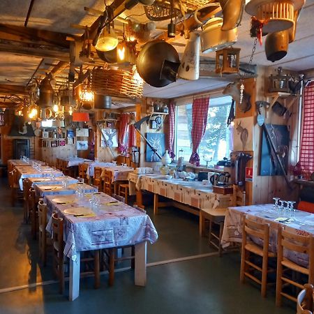 Montlo Relais Des Cerfs Cubieres Exterior foto